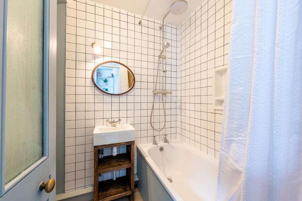 Lovely Self-Contained Basement Studio With Kitchen لندن المظهر الخارجي الصورة